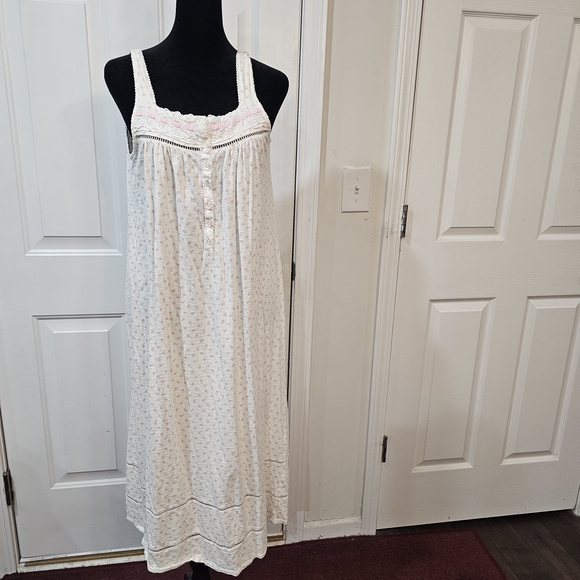 Aria Other - Aria White Eyelet Pointelle Floral with Floral Shaped Buttons Size Small{Bx7}